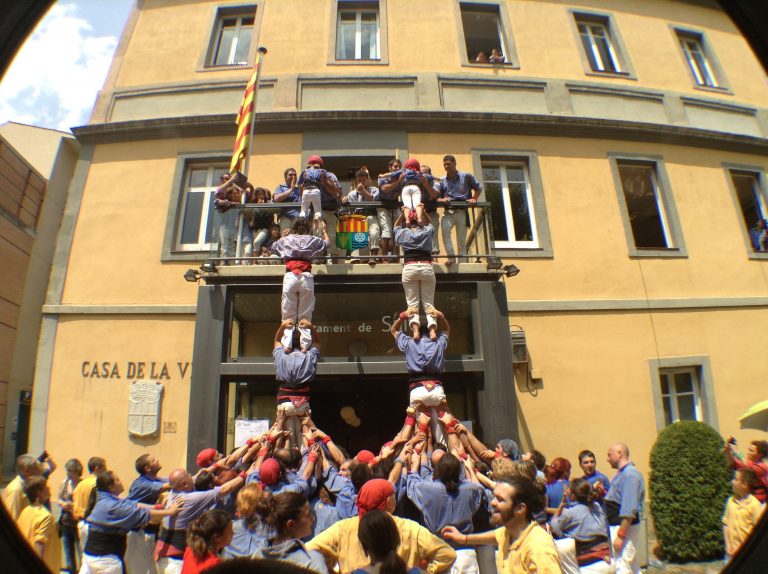 Una colla, dues ciutats
