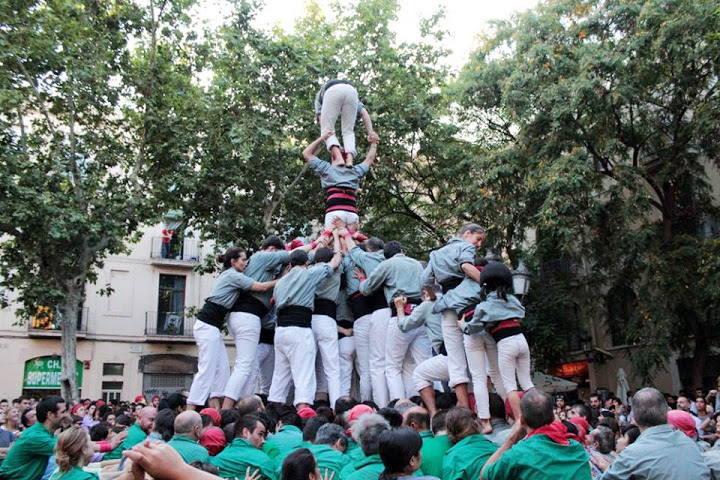 Folrant el present, emmanillant el futur