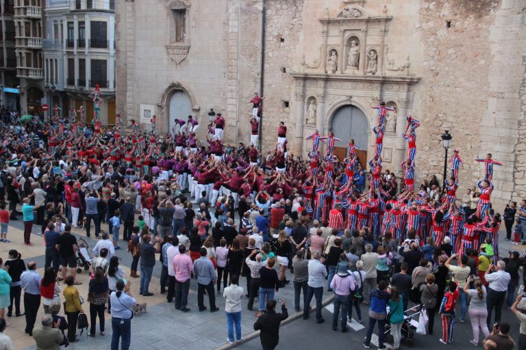 Muixerangues i castells tornen a fer pinya