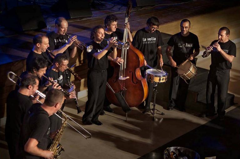 La Vella Dixieland i Els Vernets fan jazz amb tocs castellers