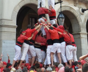 El Nens ja planten la torre de 8 amb folre