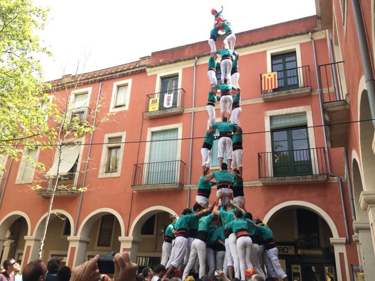 Castell de 9 verd a la vigília de Sant Jordi