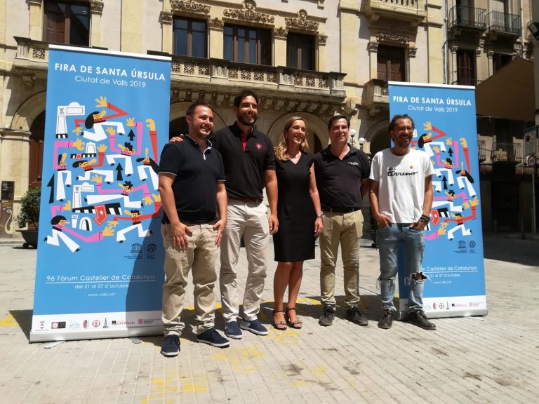 Hernán en H juga amb els colors i la façana de l’Ajuntament de Valls