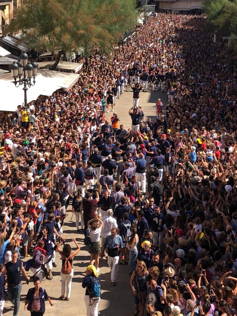 Els pilars caminant de Tarragona, en directe