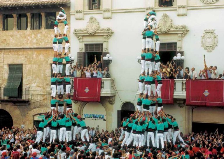 40de9: 2001: dos castells de 9 simultanis