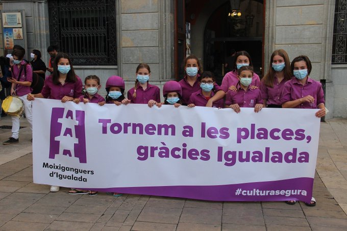 Els Moixiganguers d’Igualada alcen pilars per la Flama del Canigó