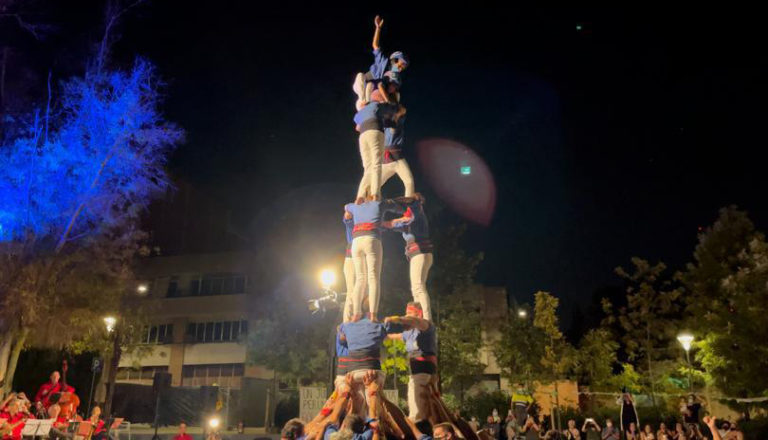 El primer castell de la nova era porta la firma dels Castellers d’Esplugues