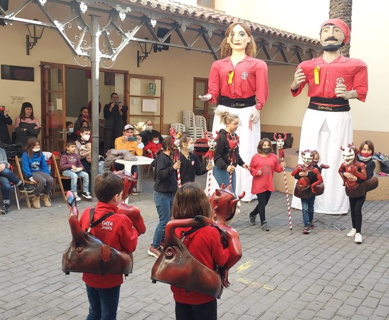 Festa anyal vermella amb castells