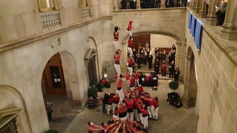 Les colles vallenques alcen pilars de 5 a la presentació de les Decennals a Barcelona