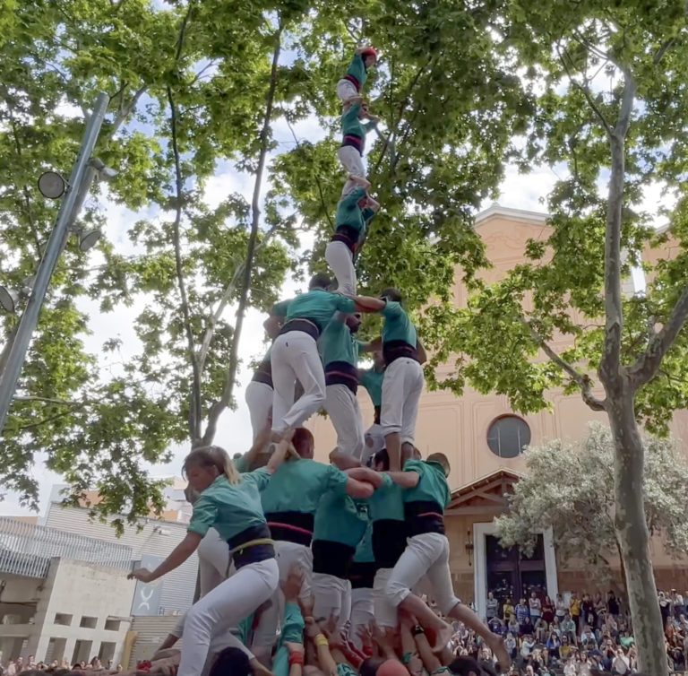 El 4de8 amb l’agulla dels Verds, nou sostre del curs