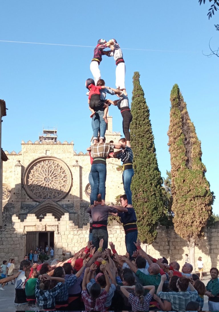 Dilluns 27, 13h. Els Castellers de Sant Cugat assagen a la plaça Octavià.