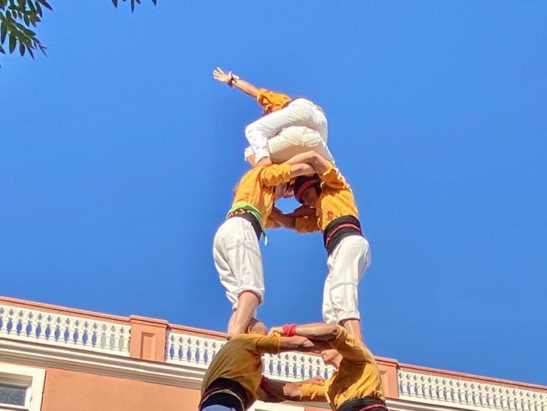 Lluitant per fer tres castells de 6