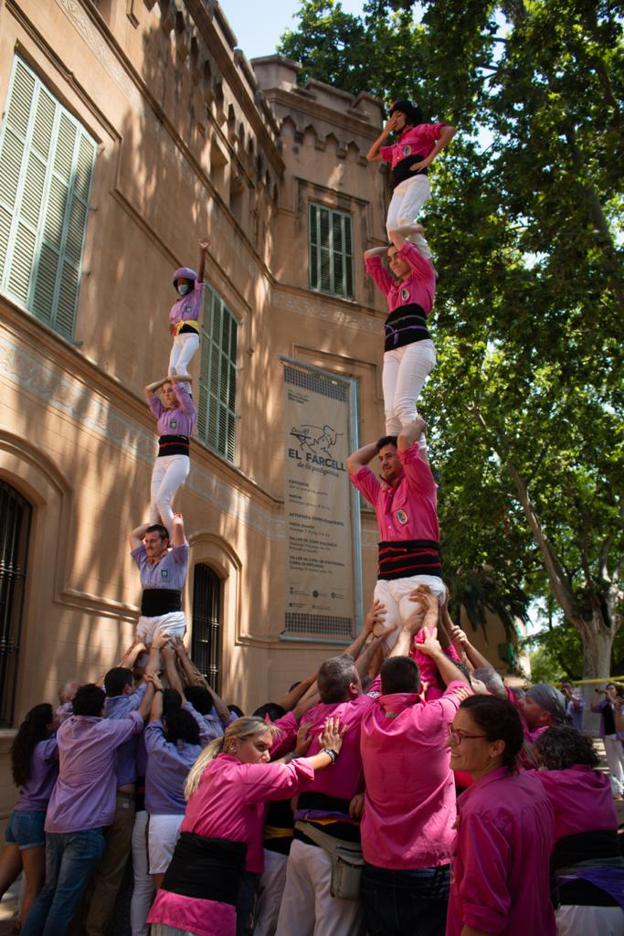 Dilluns 18, 8h. Els Castellers de Cornellà i els de Sant Feliu fan pilars conjunts en un casament.
