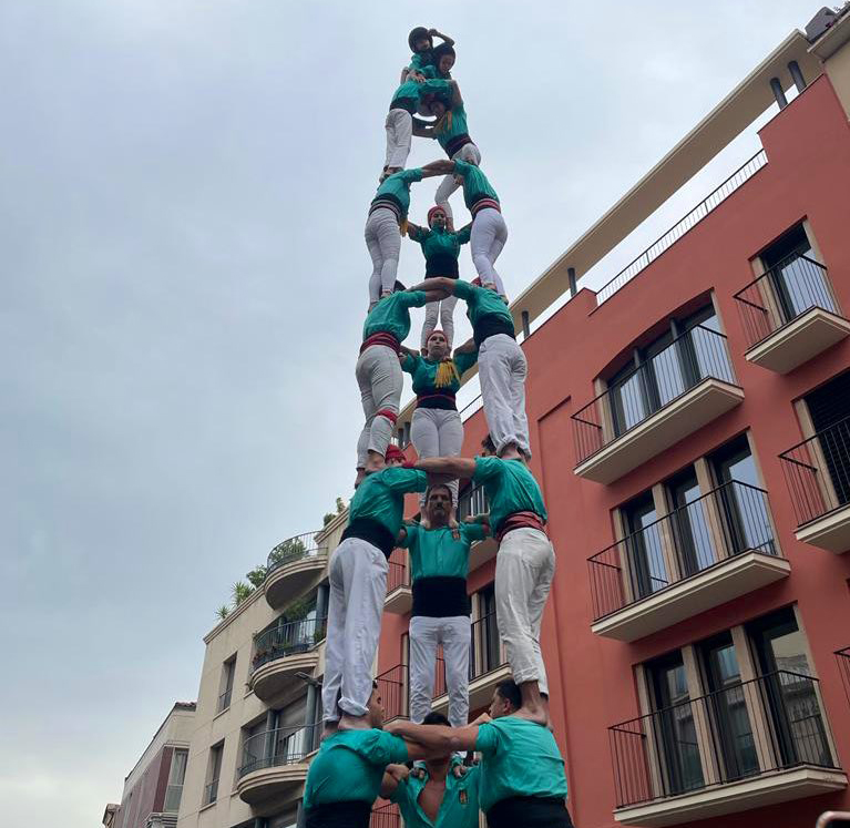 Dissabte 13, 19.30h. Sant Pere i Sant Pau descarrega el seu primer 3de8 de l’any.