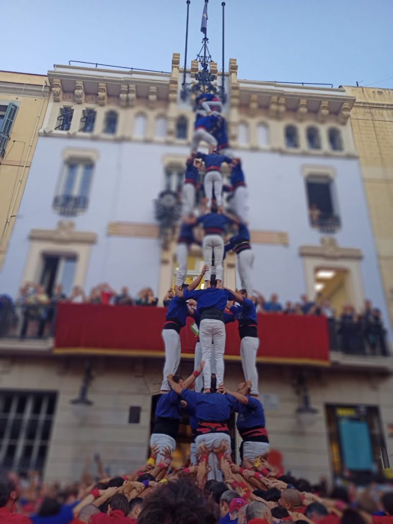 Dissabte 20, 09.30h. Els Castellers de la Vila de Gràcia descarreguen el 4de8 a diada de vigílies