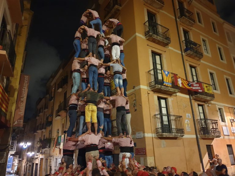 Dimarts 16, 22.30h. Els Xiquets assagen a la plaça de les Cols.