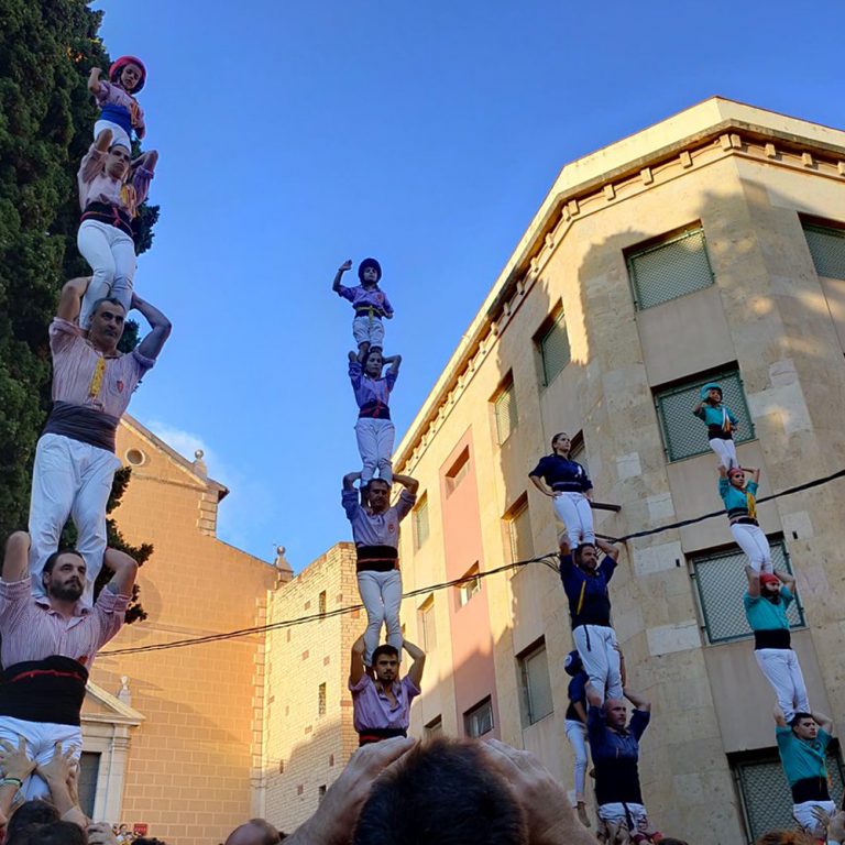 Dijous 18, 21h. Les colles de Tarragona fan els pilars de l’arribada de l’aigua.