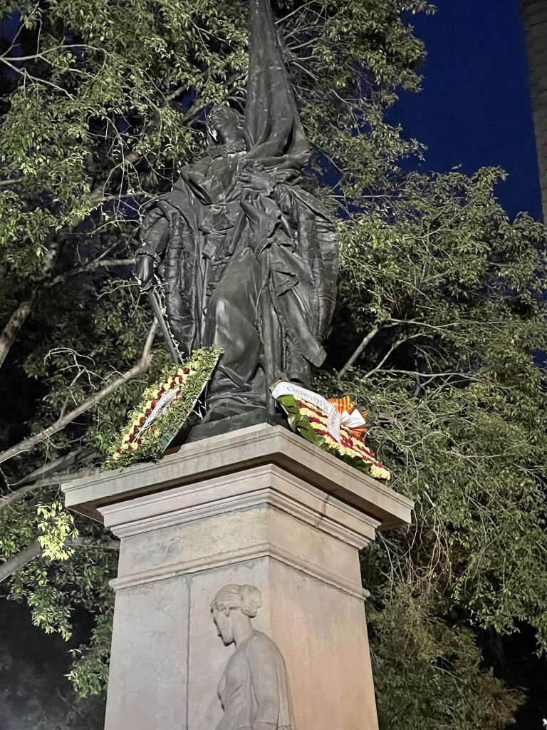 Dijous 15, 21h. Les ofrenes a Casanova de Sants i de Barcelona són les úniques que encara hi són.
