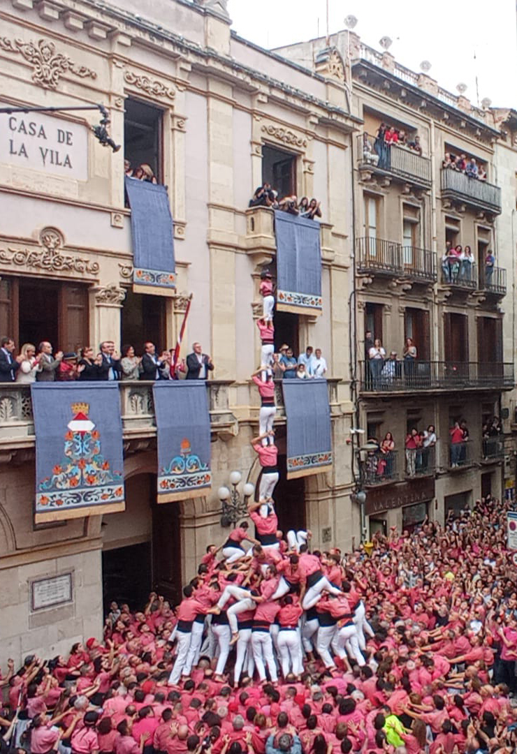 La Colla Vella posa el pilar al mig del Baròmetre