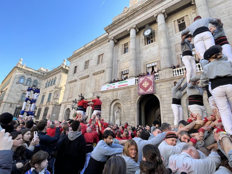 Bon ambient i solvència castellera a la diada de Santa Eulàlia de Barcelona