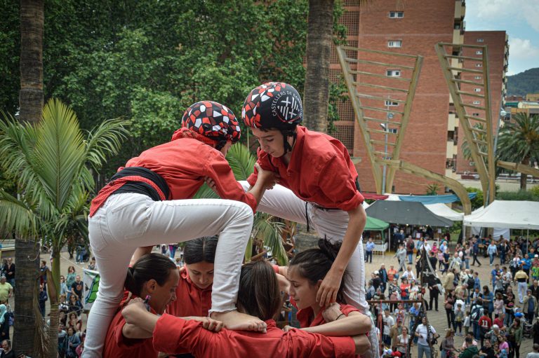 Les colles grans planten castells de 8 arreu