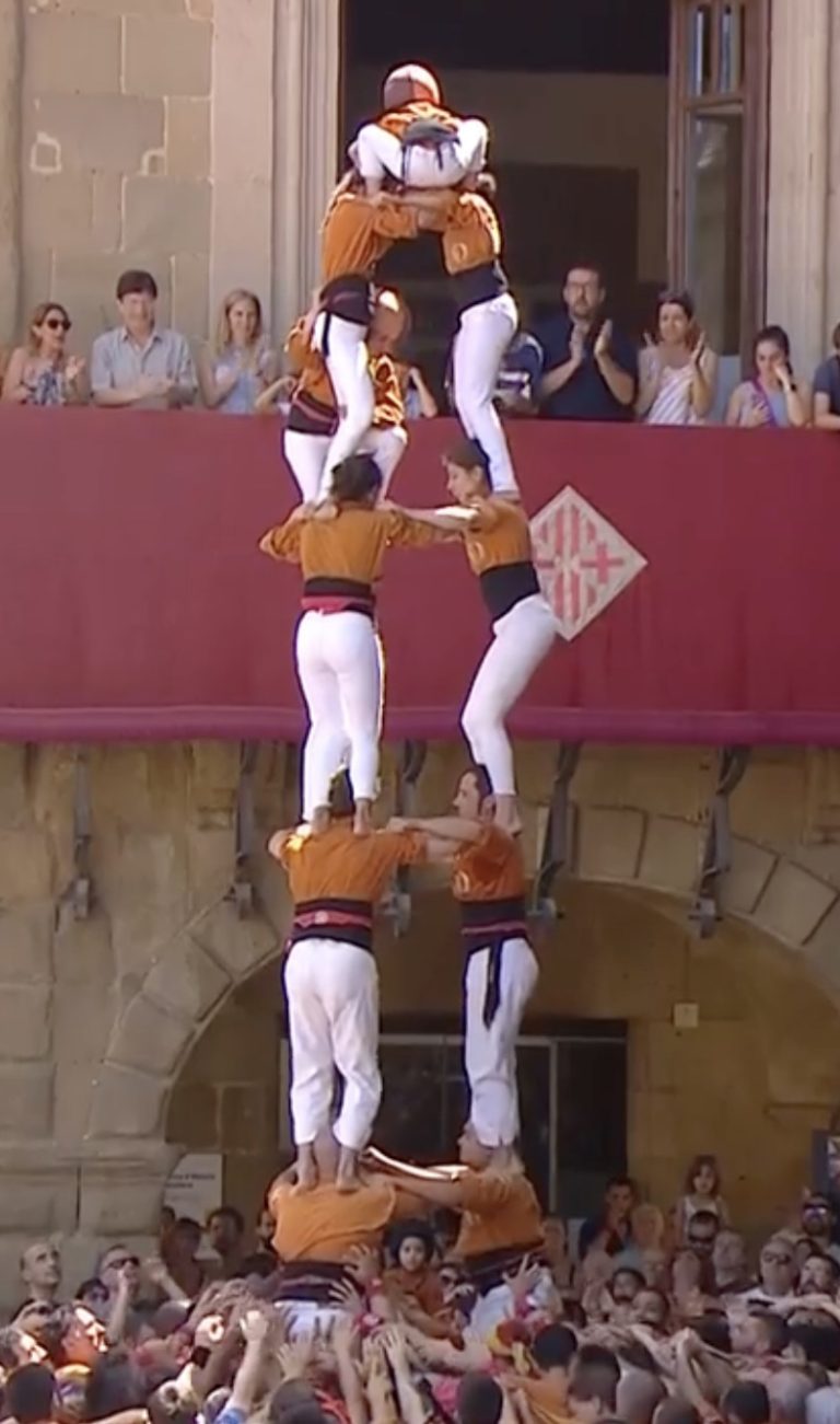 Castells aixecats per sota al rescat