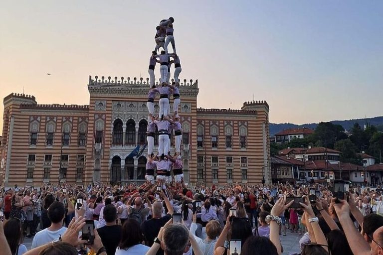 Castells, homenatge i simbolisme en el viatge dels Minyons als Balcans