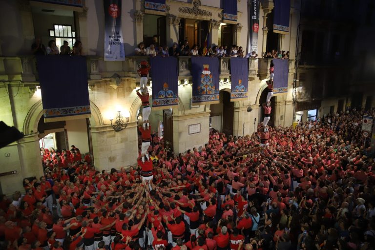 Castells de 9 a Valls en un cap de setmana de dol per la mort de Roser Herreros