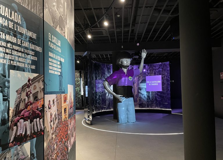 Muixeranga, dansa i representants de totes les colles per tallar la cinta del Museu Casteller