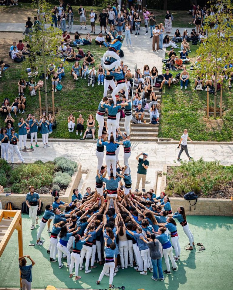 Les colles universitàries escalfen per al tram d’hivern amb castells de 7