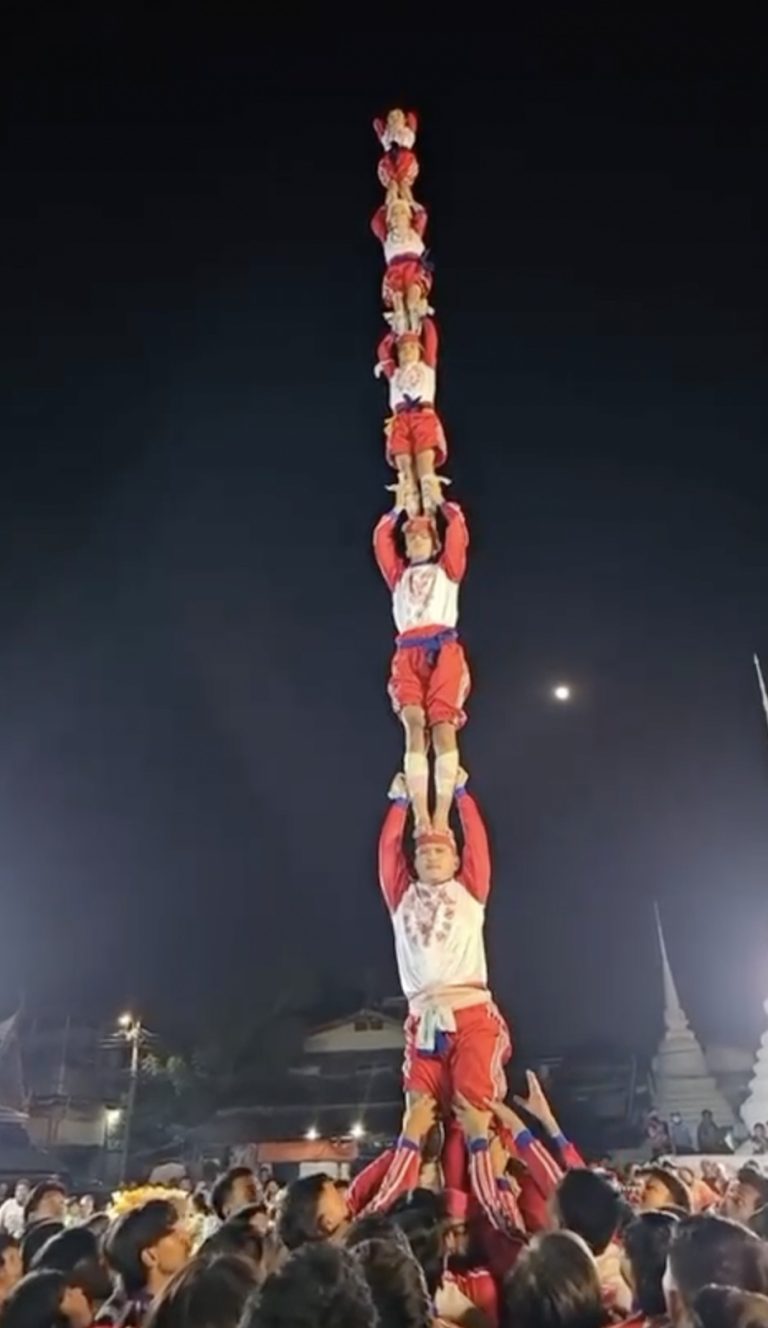 Un pilar de 7 sense folre i amb quatre mans