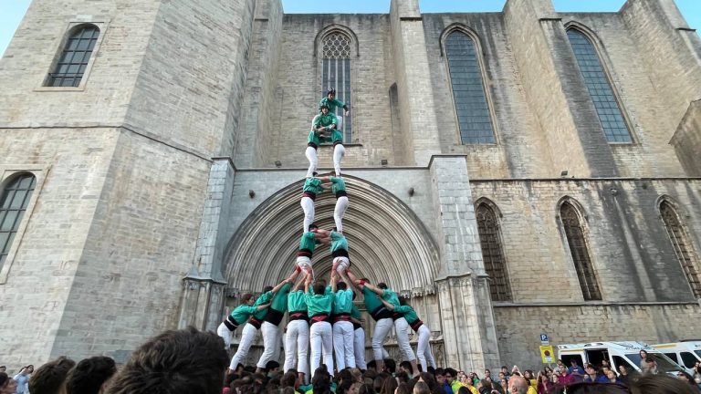 Dos castells folrats a la diada universitària de Girona