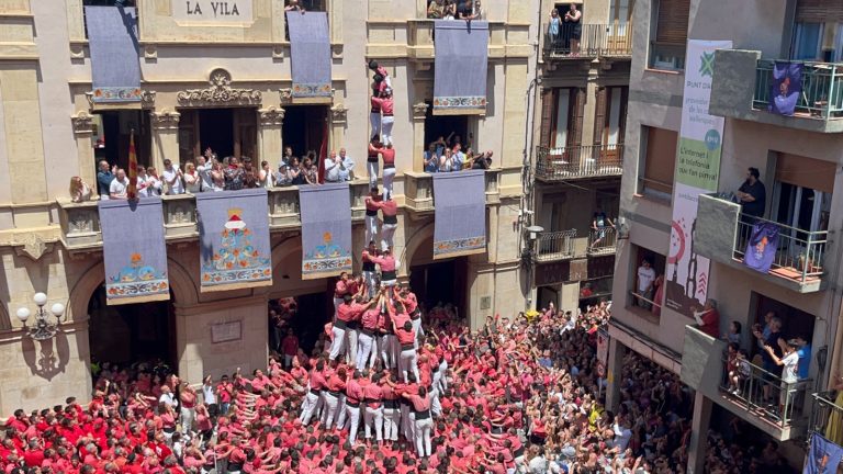 Els Xiquets de Valls estrenen gamma extra en un Sant Joan de grans castells