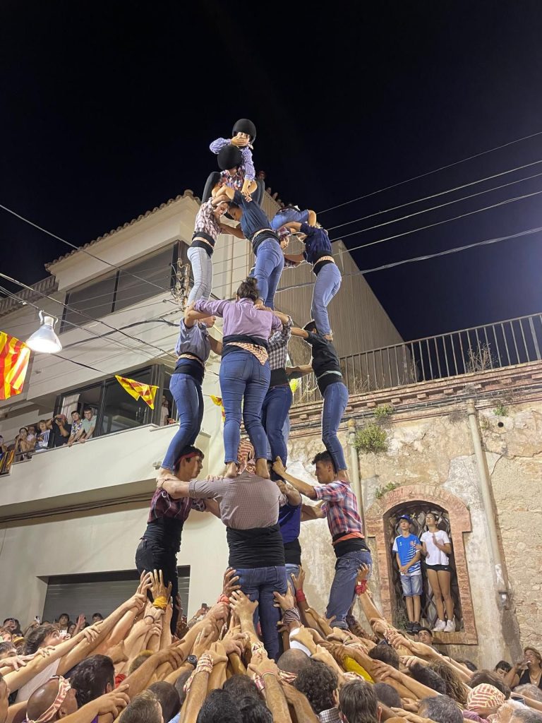 Els aficionats de Llorenç enlairen castells de 6 a la manera més genuïna