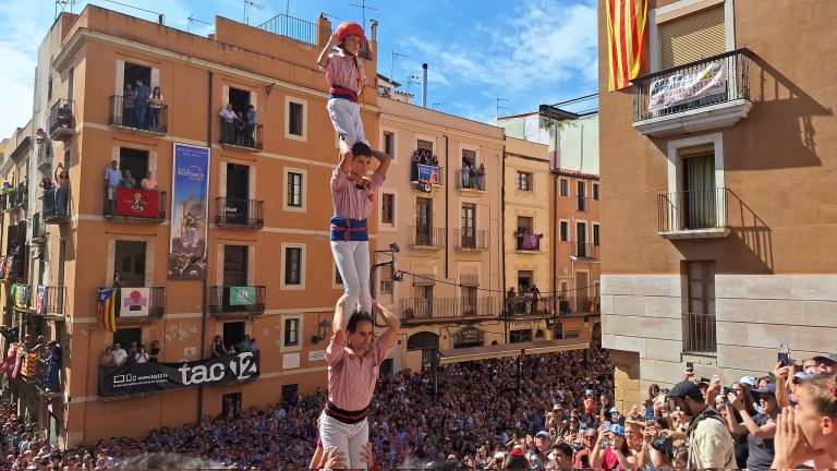 Tres pilars arriben a l’Ajuntament