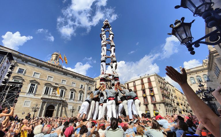 Èxits folrats de Sants i Gràcia a la plaça Sant Jaume