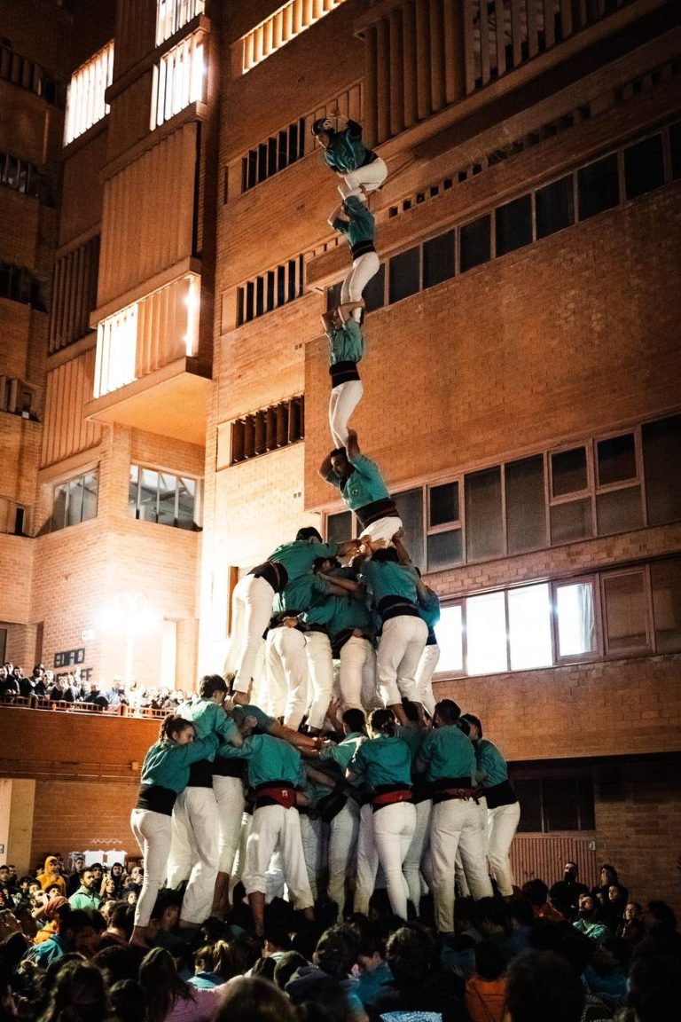 Els Arreplegats inflen les veles amb el 3de8 folrat i el pilar de 7 amb folre i manilles