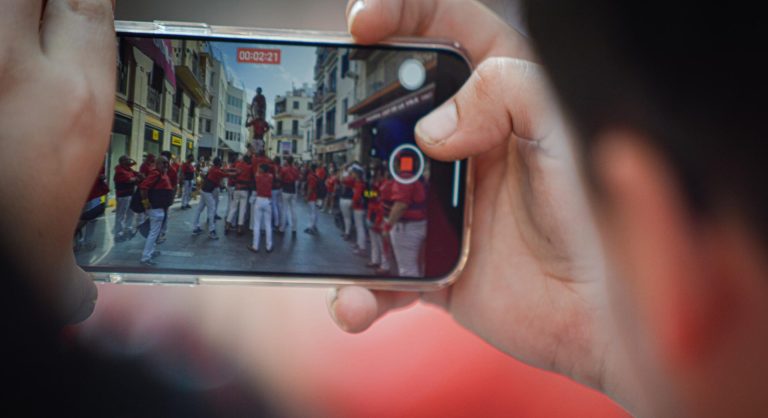 Com connectar amb els públics a través de les xarxes socials: el repte de les colles
