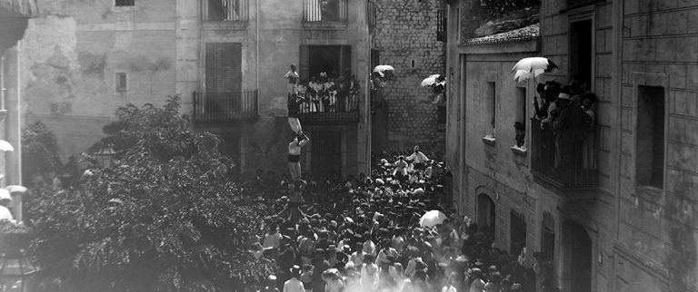 Una fotografia que amplia la història gràfica dels castells