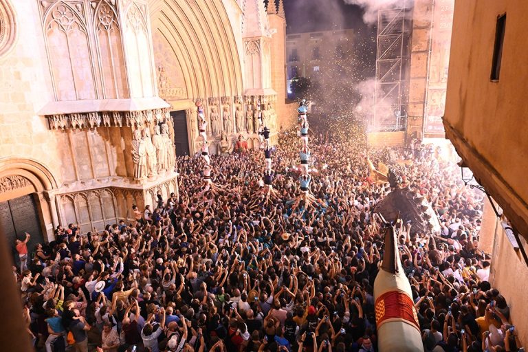 Una ciutat, quatre camises