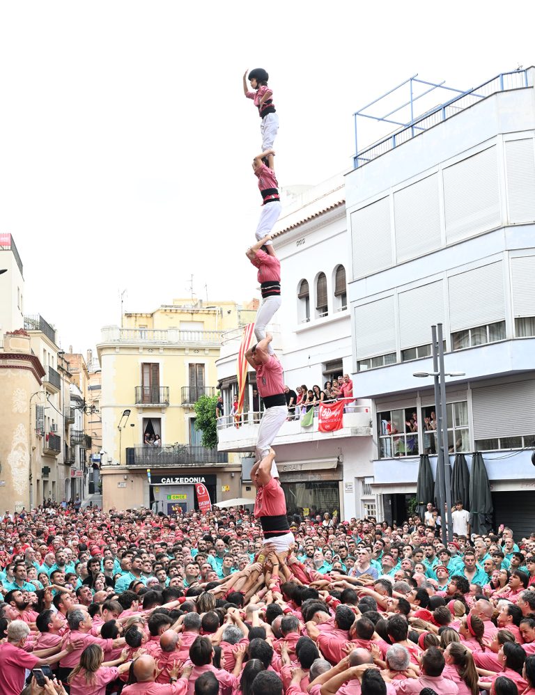 Els pilars tornen a tenir colors verd i rosat