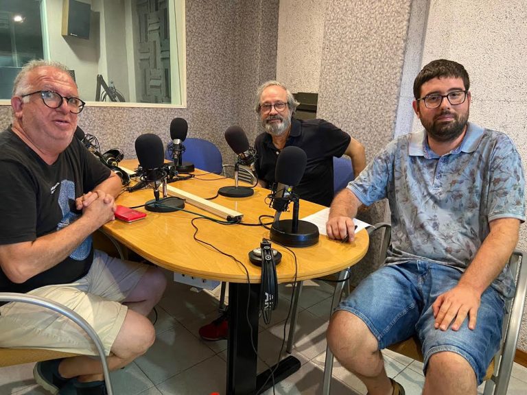 Des de la plaça del Blat: Les Santes, la Riera i els Habitatges