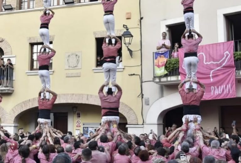 Vilallonga fa més gran encara la plaça