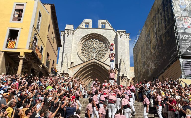 Somriures i llàgrimes als pilars caminant