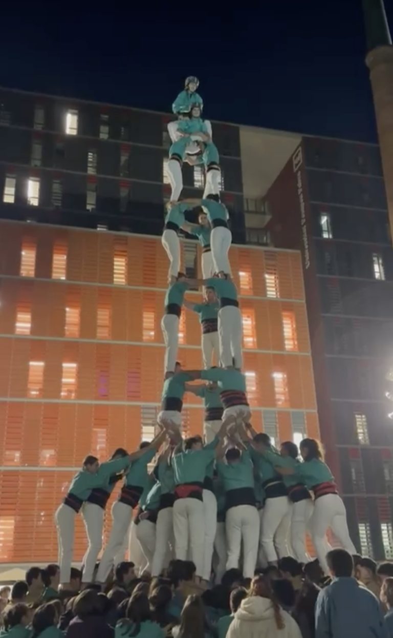 Tres folres dels Arreplegats i castells de 7 de quatre colles més