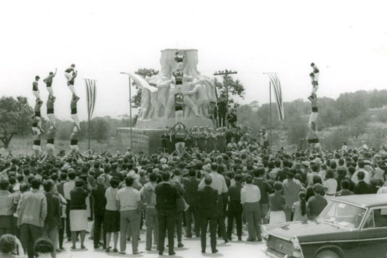 100 anys, 100 pilars, més de 50 colles